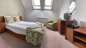Room, 1 Bedroom, Balcony, City View | Living area