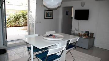 Condo, 2 Bedrooms, Smoking | Dining