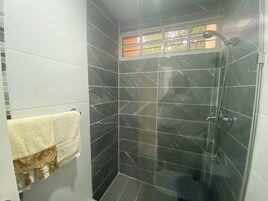 Appartamento, 4 camere da letto, patio, vista giardino | Bagno | Sapone, shampoo