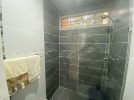 Appartamento, 4 camere da letto, patio, vista giardino | Bagno | Sapone, shampoo