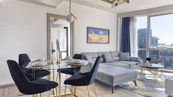 Lägenhet Deluxe - 1 sovrum - utsikt mot staden | 1 sovrum, värdeförvaringsskåp på rummet och strykjärn/strykbräda