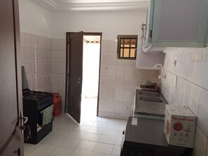 Frigorifero, microonde, piano cottura, bollitore elettrico