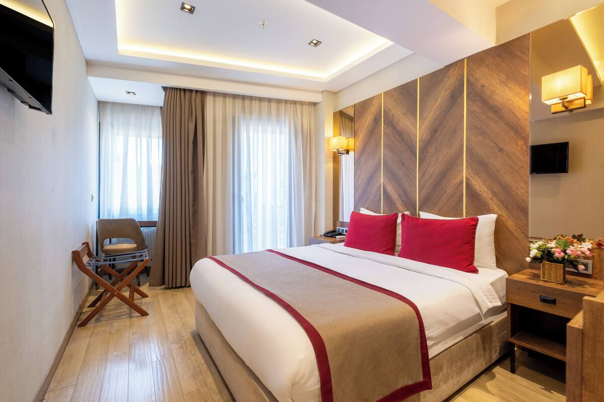 Deluxe Double Room, Non Smoking, City View | Premium bedding, in-room safe, desk, laptop workspace
