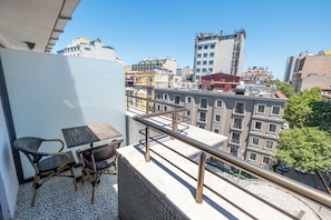 Habitación City con 2 camas individuales, terraza, vistas a la ciudad | Terraza o patio