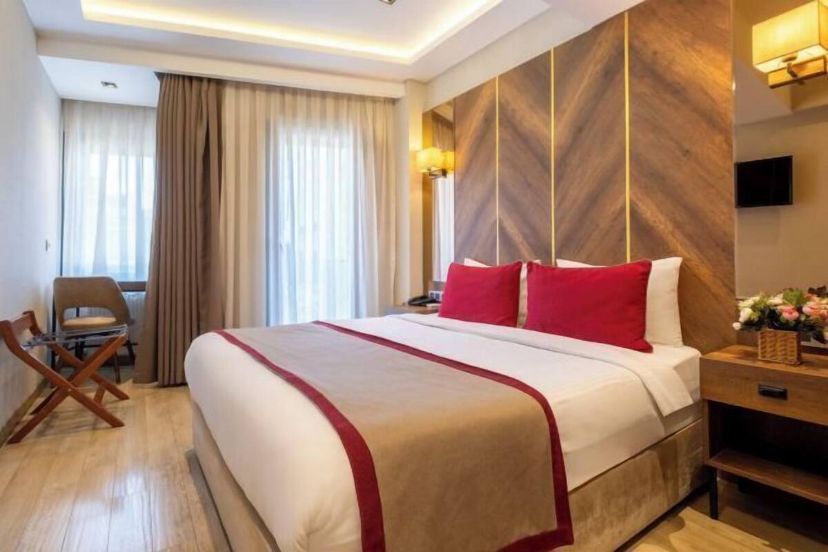 Premium bedding, in-room safe, desk, laptop workspace