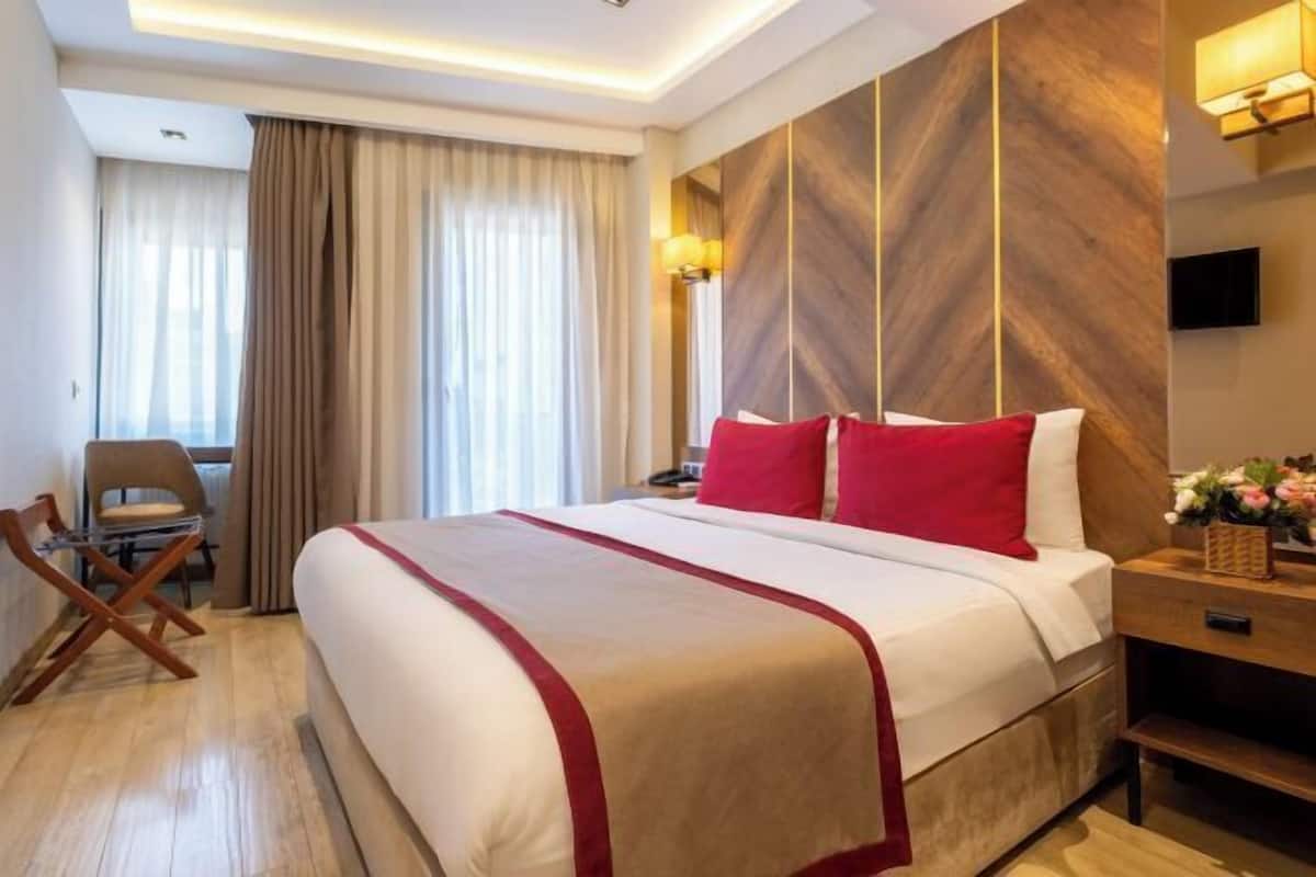 Ropa de cama de alta calidad y caja de seguridad en la habitación