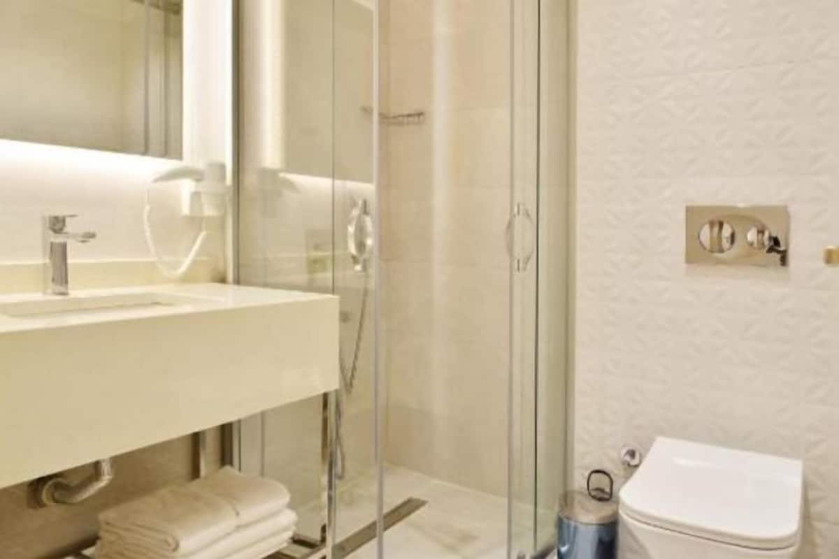 Shower, rainfall showerhead, free toiletries, hair dryer