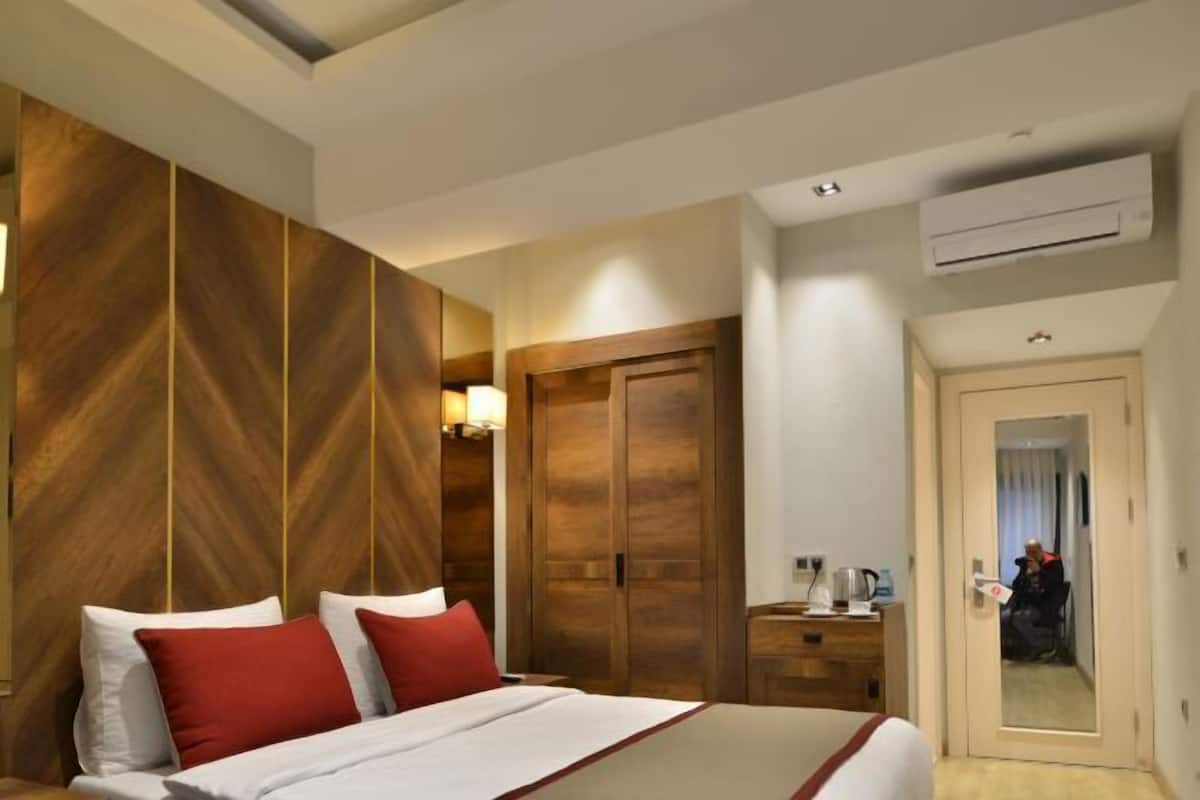 Premium bedding, in-room safe, desk, laptop workspace