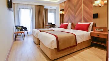 Habitación Deluxe con 2 camas individuales | Ropa de cama de alta calidad, caja fuerte, escritorio