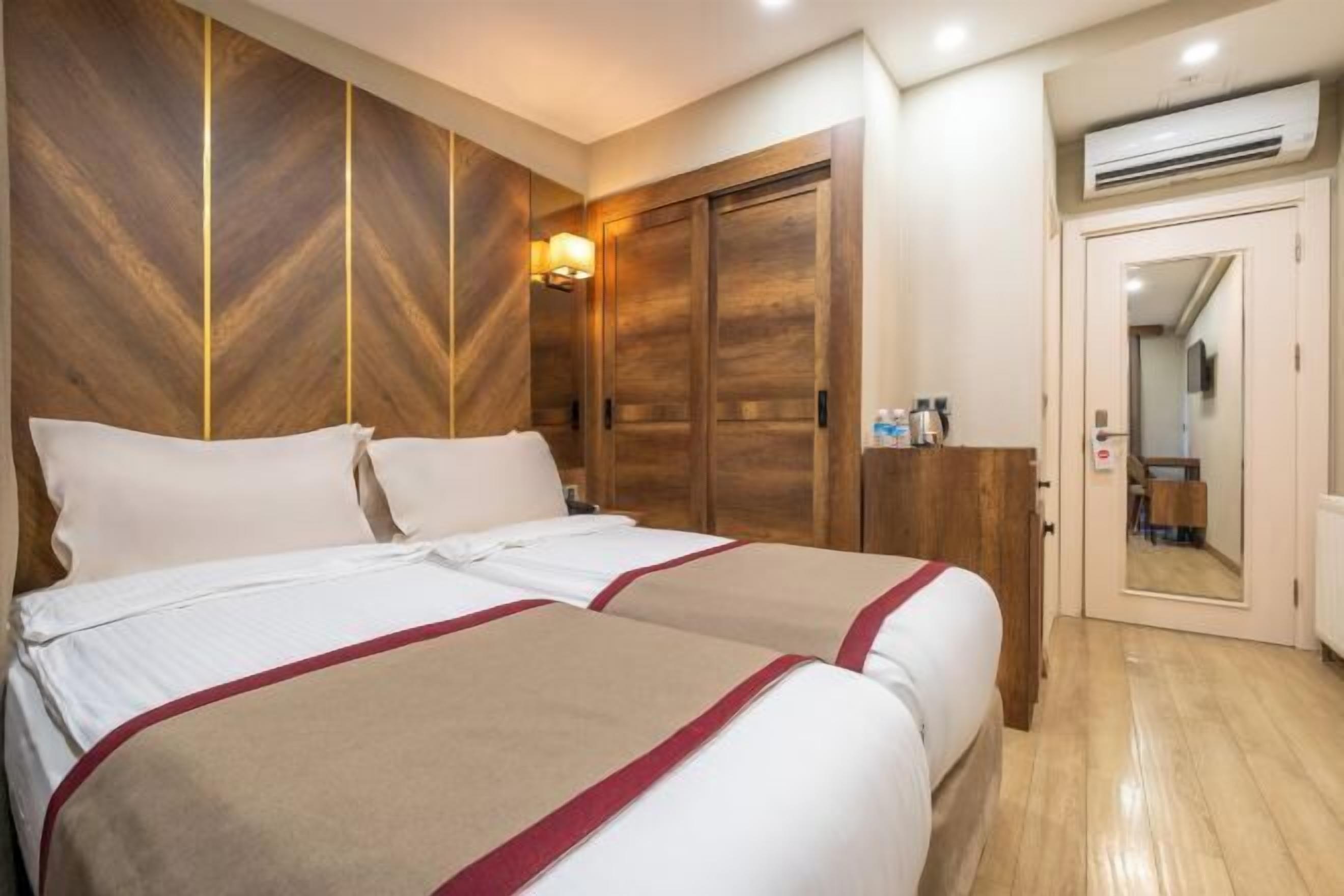 Premium bedding, in-room safe, desk, laptop workspace