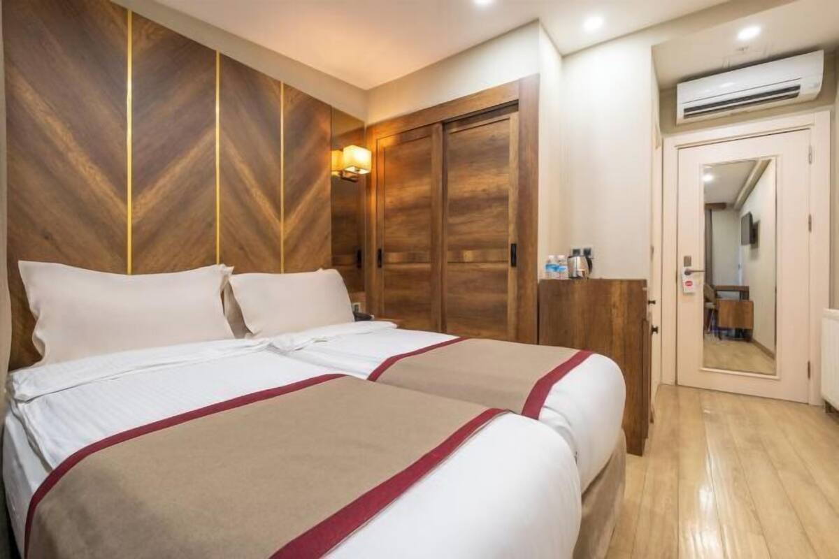 Premium bedding, in-room safe, desk, laptop workspace