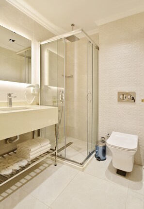 Shower, rainfall showerhead, free toiletries, hair dryer - Celine Hotel Taxim (Istanbul)