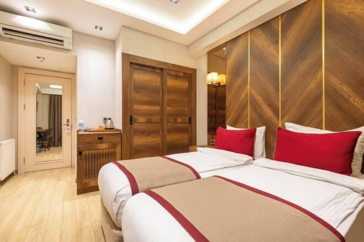 Premium bedding, in-room safe, desk, laptop workspace