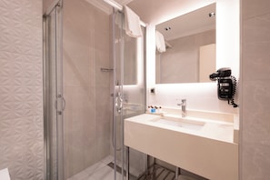 Habitación City con 2 camas individuales, terraza, vistas a la ciudad | Baño | Ducha y cabezal de ducha tipo lluvia
