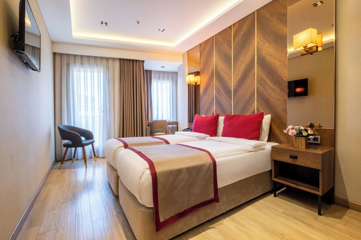 Deluxe Twin Room, Non Smoking, City View | Premium bedding, in-room safe, desk, laptop workspace