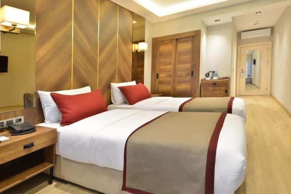 Premium bedding, in-room safe, desk, laptop workspace