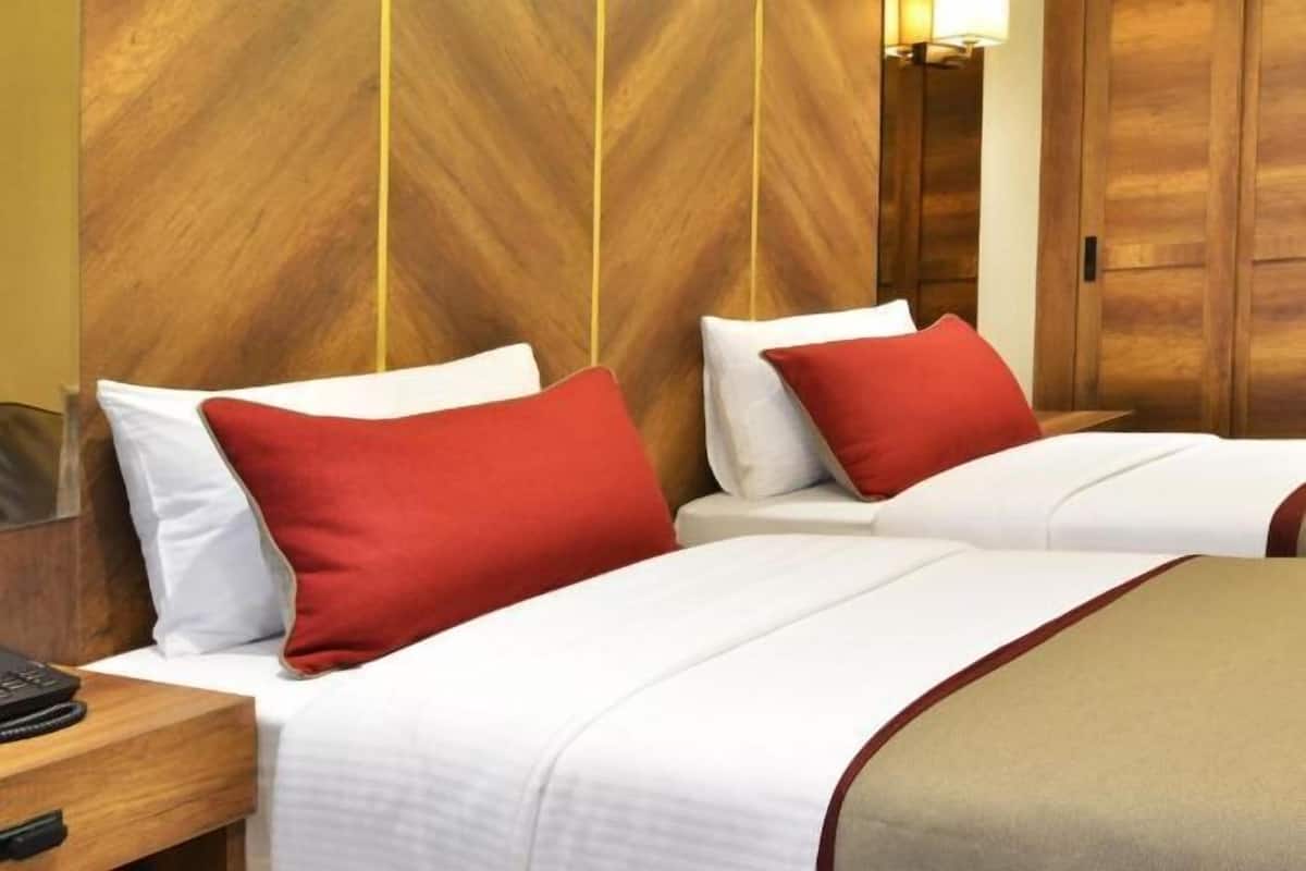 Premium bedding, in-room safe, desk, laptop workspace