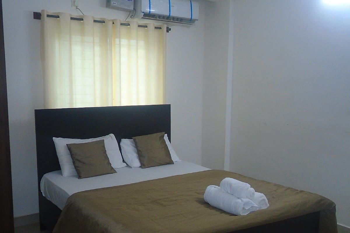 Deluxe Double Room (AC) | Premium bedding, desk, free WiFi, bed sheets