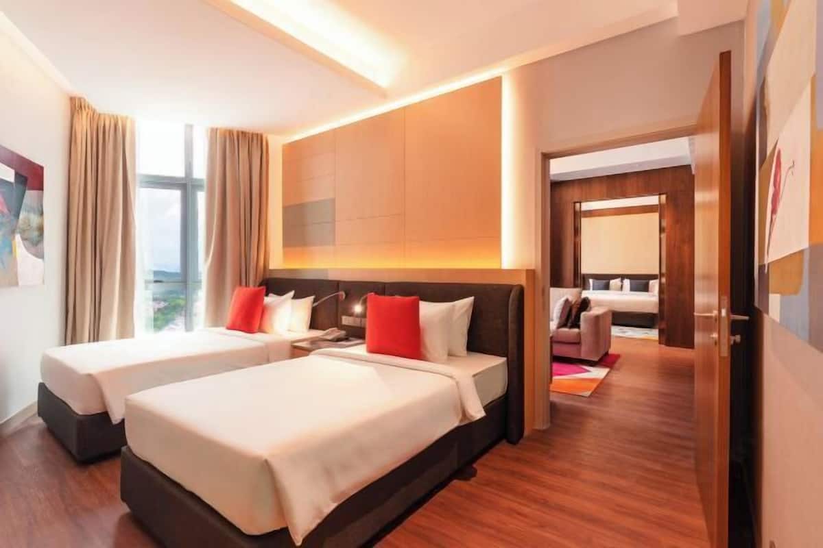 Peti besi dalam bilik, meja, ruang kerja komputer riba