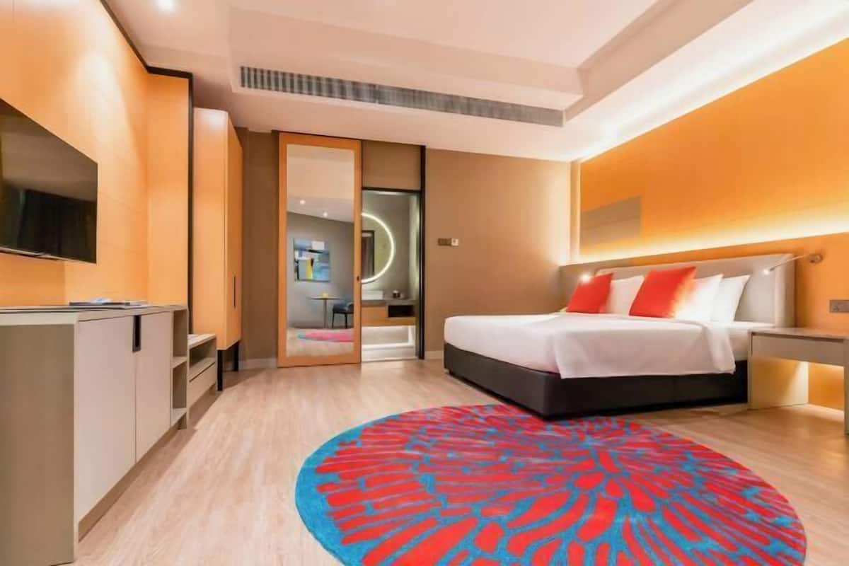 Peti besi dalam bilik, meja, ruang kerja komputer riba