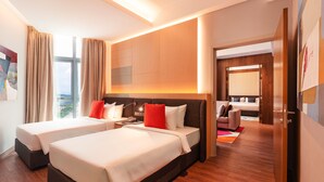 Une chambre d’hôtel avec deux lits, une grande fenêtre et une vue sur l’extérieur.