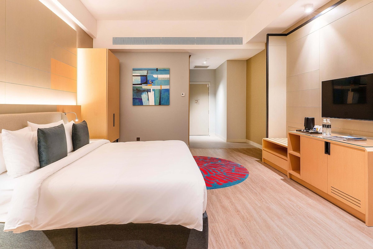 Superior Double Room | Peti besi dalam bilik, meja, ruang kerja komputer riba