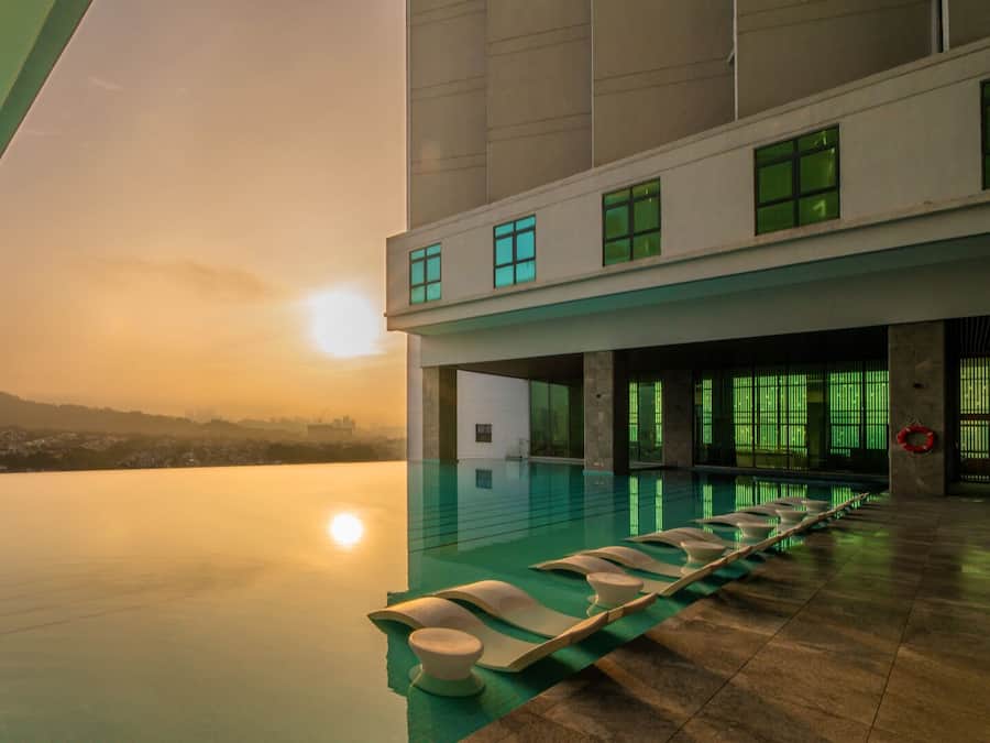 Piscina externa, funciona das 7h às 22h, guarda-sóis, espreguiçadeiras