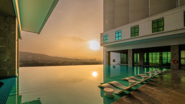 Piscine extérieure, parasols de plage, chaises longues