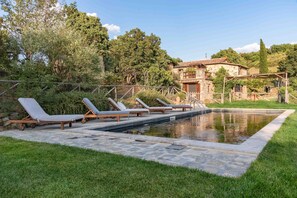 Outdoor pool, a heated pool - WP RELAIS BORGO VIGNALUNGA, 46 HECTARES OF LAND IN THE HEART OF VAL D'ORCIA (Toscana)