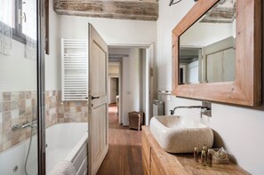 Combined shower/bathtub, jetted bath, hair dryer, bidet - WP RELAIS BORGO VIGNALUNGA (Toscana)