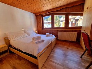 Standard Room | Hypo-allergenic bedding, down comforters, desk, travel crib - Hotel Piz Boè (Mazzin)