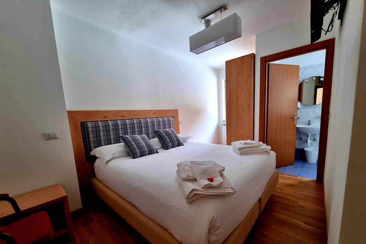 Standard Room | Hypo-allergenic bedding, down comforters, desk, travel crib