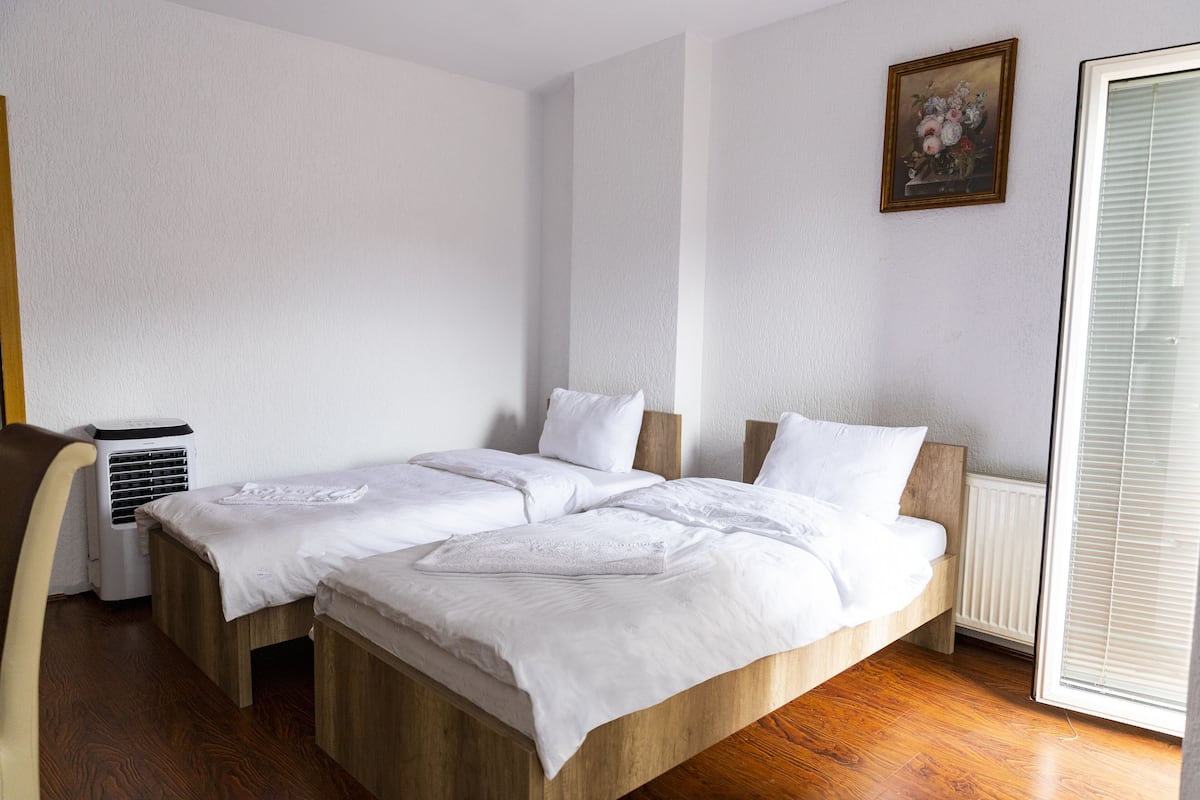 Basic-Zweibettzimmer | Schreibtisch, kostenloses WLAN, Bettwäsche
