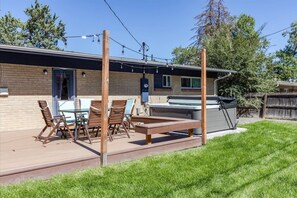 Outdoor dining - New Lux Jetted Hot Tub • Patio & Yard • Fast WiFi (Arvada)