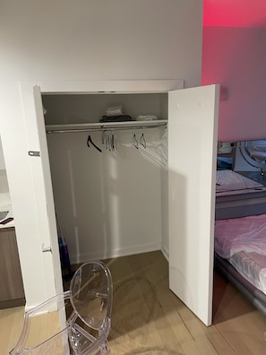 1 chambre, bureau, fer et planche Ă repasser, Wi-Fi