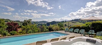 Large detached house with private pool, garden and pets allowed