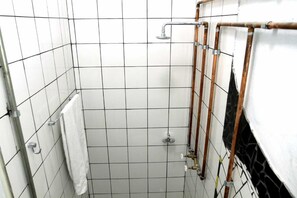 Shower, towels, soap, shampoo - VILA MADALENA - Central Location - Artistic Apartment  (São Paulo)