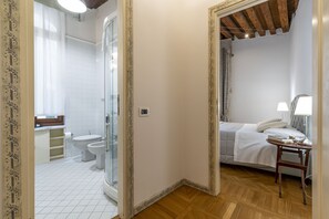 2 Schlafzimmer, Bügeleisen/Bügelbrett