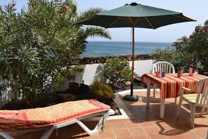 Outdoor dining - Dlx-Bungalow 1st row, dreamlike private complex directly by the sea/pool/internet (Playa Honda)