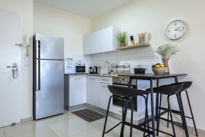 Family Apartment, 2 Bedrooms, Garden Area | Private kitchen | Full-size fridge, oven, stovetop, espresso maker - Melony Apartment (Eilat)