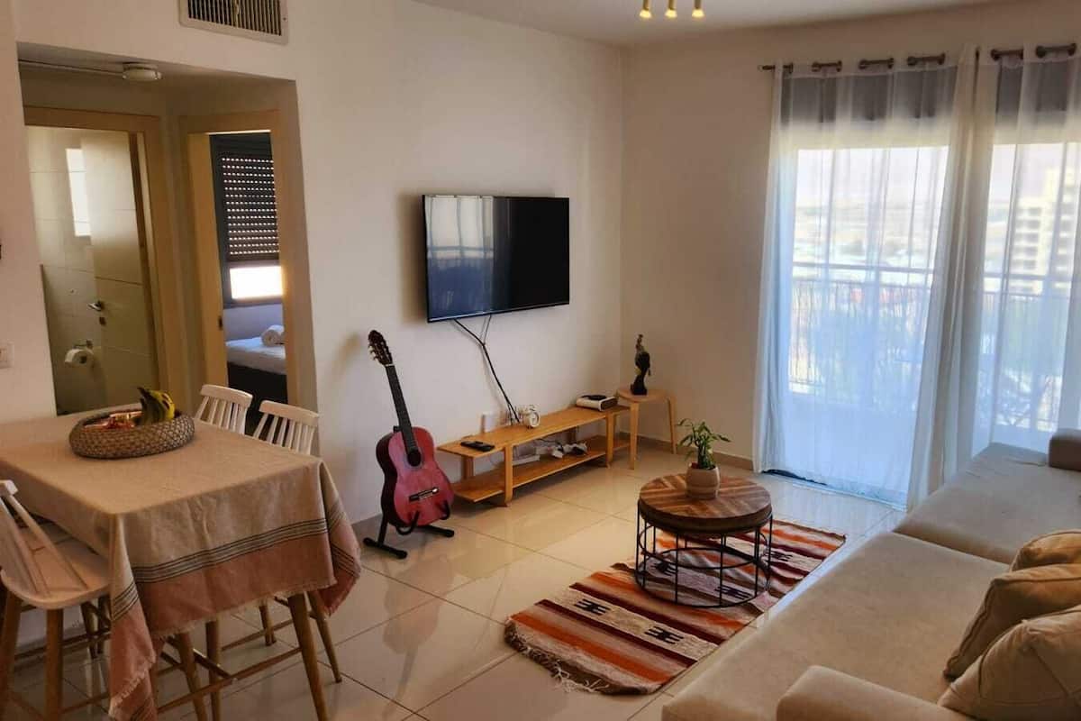 Apartemen Keluarga, 2 kamar tidur | Area keluarga | Televisi layar datar 55-inci dengan saluran TV kabel dan TV