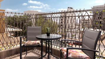 City Apartment, 1 Queen Bed with Sofa bed, Balcony, City View | Terrace/patio