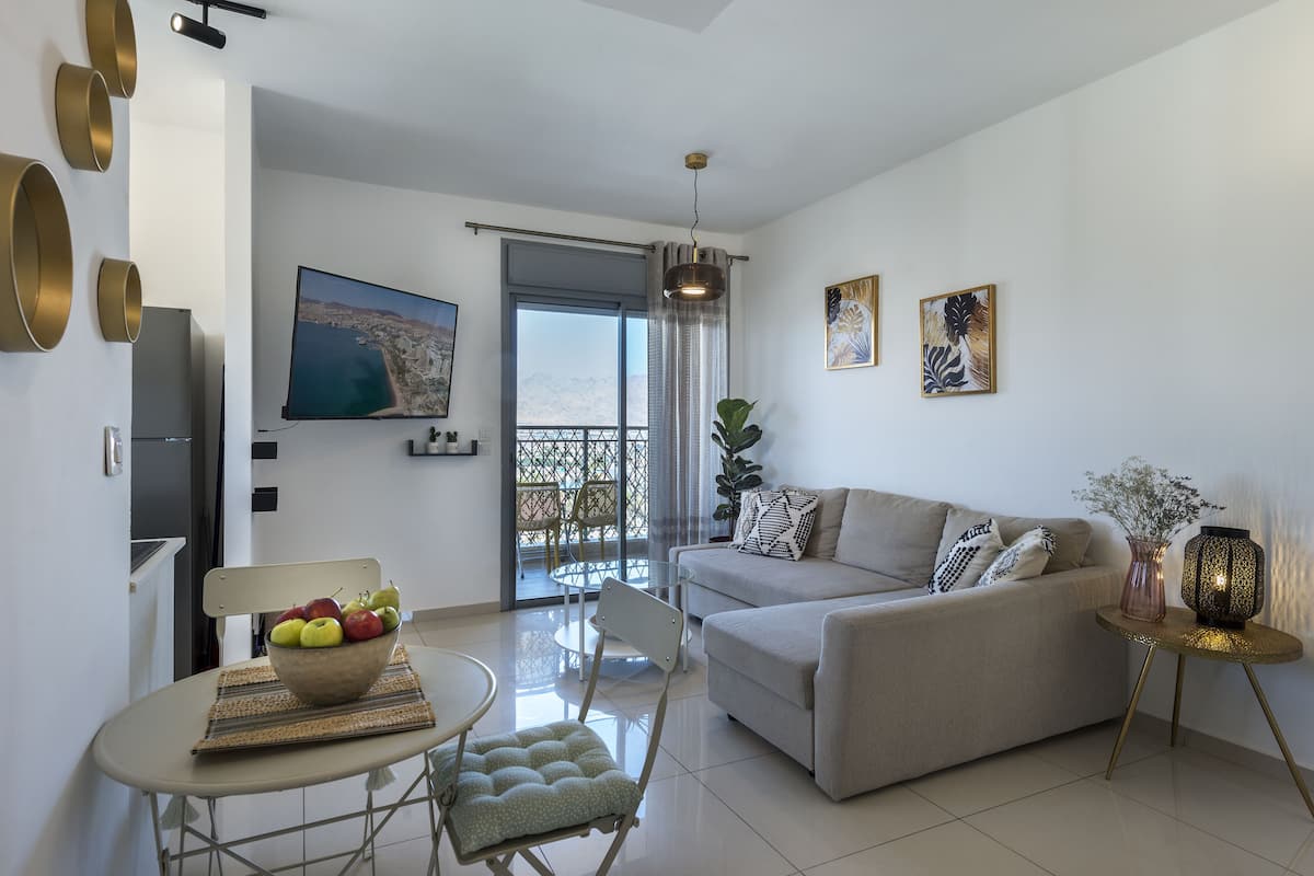 Apartemen, 1 Tempat Tidur Queen dengan tempat tidur Sofa, balkon, pemandangan kota | Area keluarga | Televisi layar datar 55-inci dengan saluran TV kabel dan TV