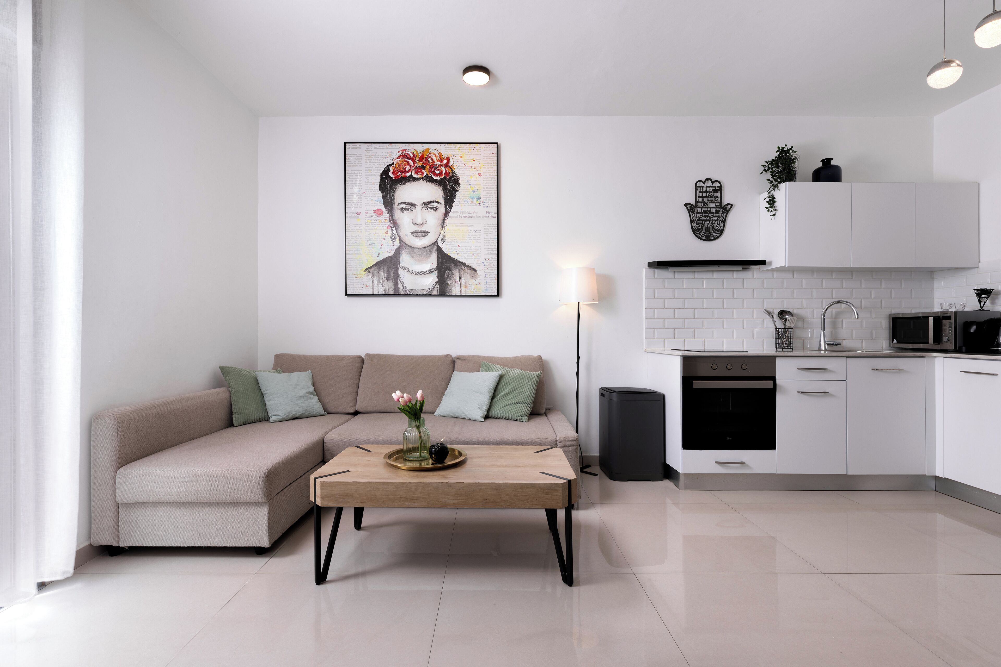 Căn hộ tiện nghi đơn giản, 1 giường đôi, ban công, quang cảnh thành phố | Khu phòng khách | TV màn hình phẳng 55-inch có truyền hình cáp, TV 