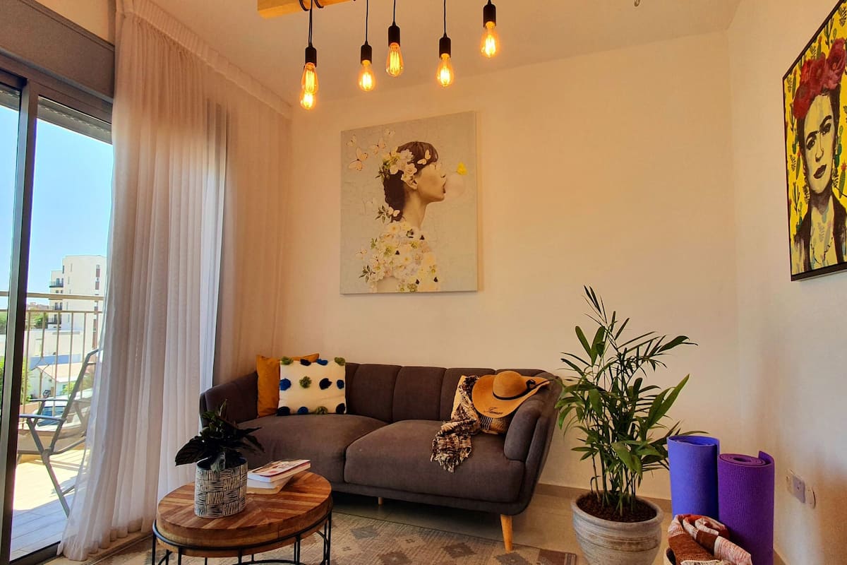 Apartemen Desain, 1 kamar tidur, pemandangan pantai | Area keluarga | Televisi layar datar 55-inci dengan saluran TV kabel dan TV