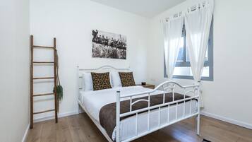 Appartamento familiare, 2 camere da letto, lato giardino | Cassaforte in camera, una scrivania, insonorizzazione