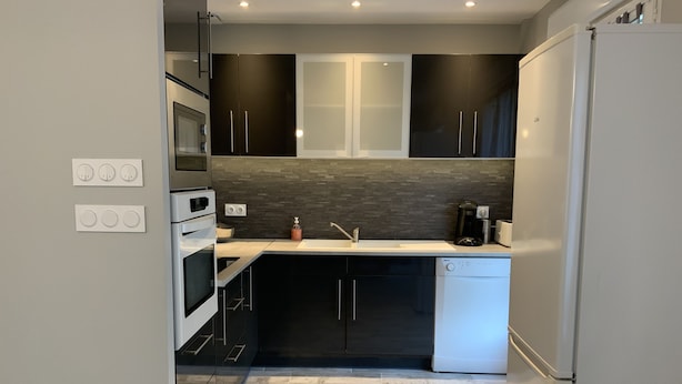 A modern kitchen with a dishwasher, oven, and microwave. - The house of pech dordogne (Coux-et-Bigaroque-Mouzens)