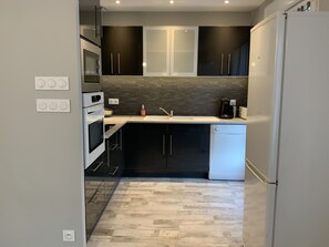 Refrigerador, microondas, horno, placa de cocina
