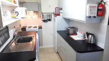 KĂŒhlschrank, Mikrowelle, Ofen, Herdplatte