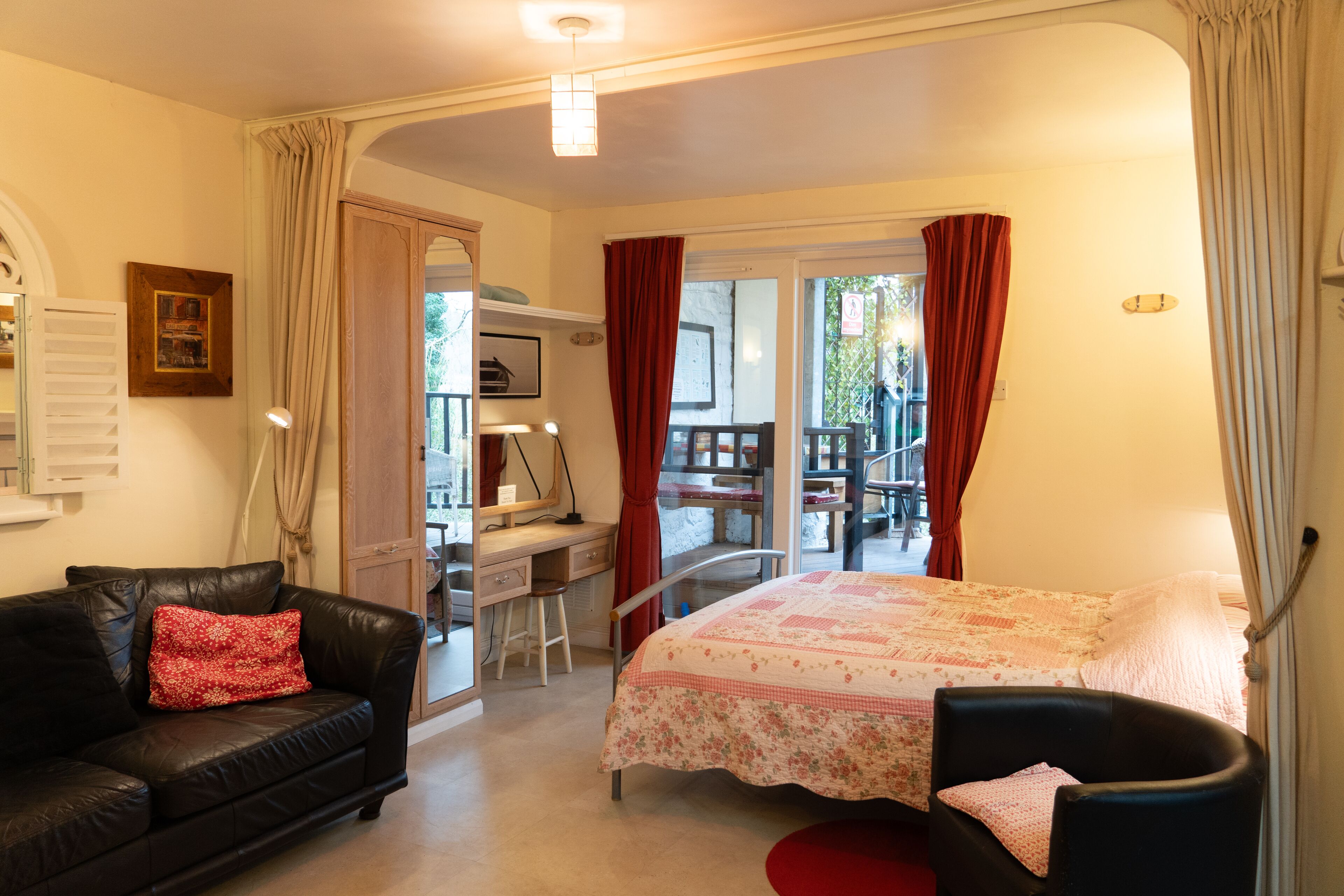 2 soverom, skrivebord, strykejern/-brett og reiseseng for barn